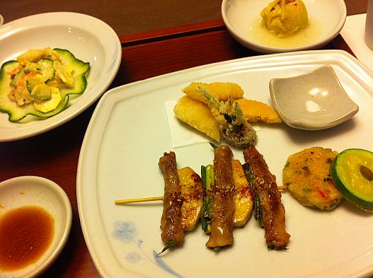 串焼き／朝鮮人参の揚げ物／野菜とエビの松の実和え