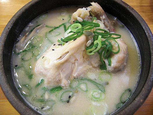 サムゲタ～～ン♪
おんやー？？
グツグツ煮えてない・・・