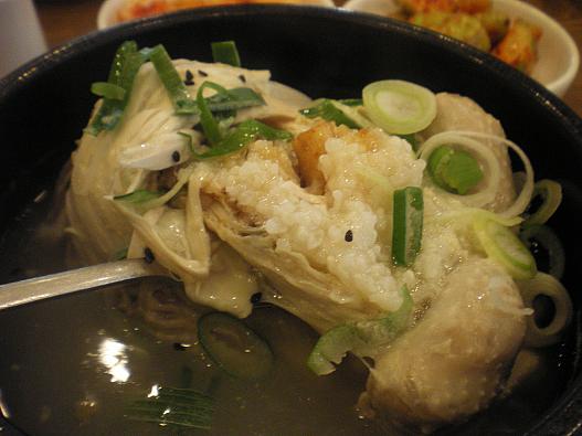 鶏のお腹には、モチ米等の詰め物が一杯、ボリュームがあります。