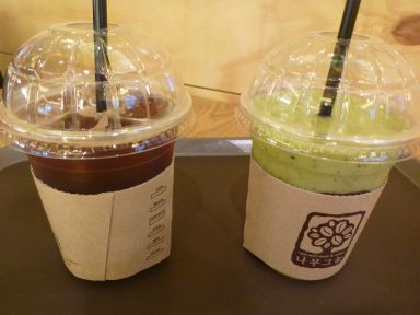 アイスアメリカーノとフレッシュジュース（キウイ）