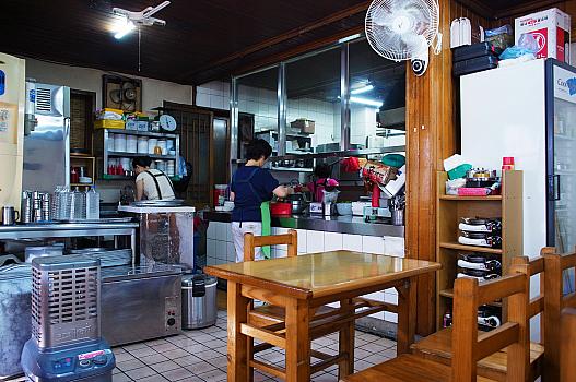 店内から厨房を見た様子。韓国の食堂としては整理整頓され、清掃も行き届いている様子。