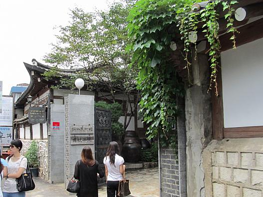 仁寺洞のメインストリートから１本中に入ったところに入り口があります。
