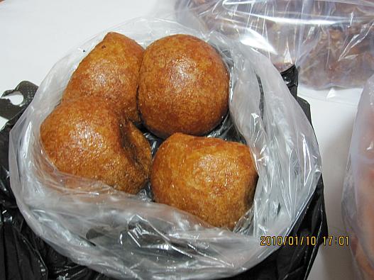 大通りの正面入り口に向かって左側の通りの終点にあります。
これはアンコ入りでとっても美味い!
連れは帰る直前に日本まで持って