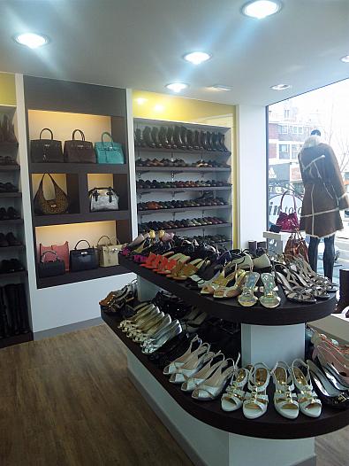 新店舗2階から。
日が差し込んで明るい店内になってます。