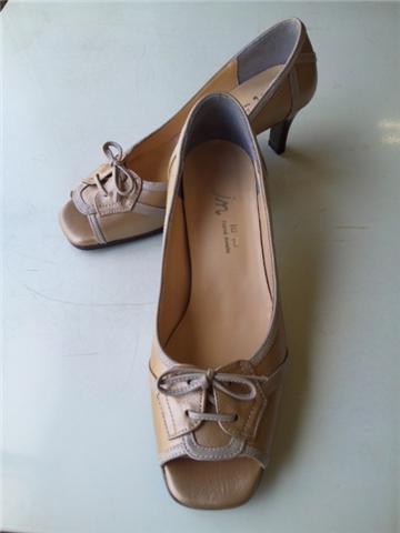 お気に入りが一足増えました。
ネイルが少し覗くようにお願いしました。