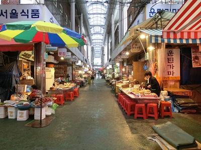 朝早い時間、そして台風・・。人通りはまばらの市場。