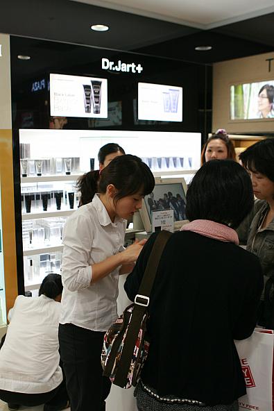 ロッテ免税店の風景