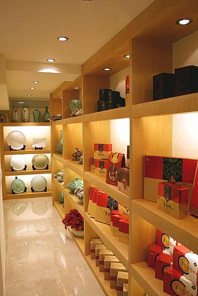 【２階の韓国の特産品コーナー】体によい紅参もお買い求めになれます。 