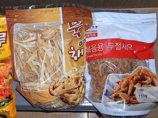 左から、だし用乾燥タラの切身（プゴクッを作ります）、乾燥エビ
