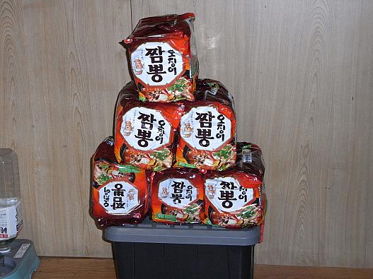 オジンオチャンポン（即席ラーメン）５袋入り＋オマケ１袋
（セロテープで止めている）計３６袋

