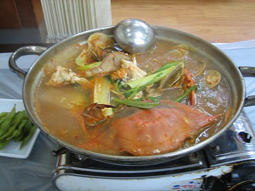 蟹と貝の鍋（15000W,3000W+調理代）。うまい