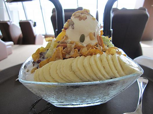 パッピンスを、裏側から 見た図♪ バナナとキゥィが、いぃ仕事してくれてます！ここの氷は、きめ細かぃので、ホント美味しぃ↑↑