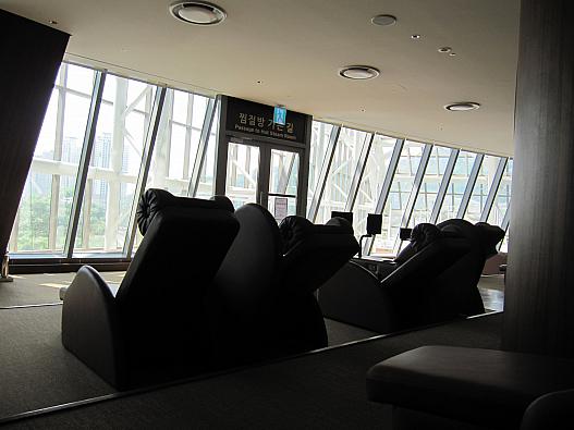 個別ＴＶを 観ながら、ゴロッと横になれたり、パッピンスや飲料を お財布レスで 楽しめる、リラックスチェアー  ブースです。