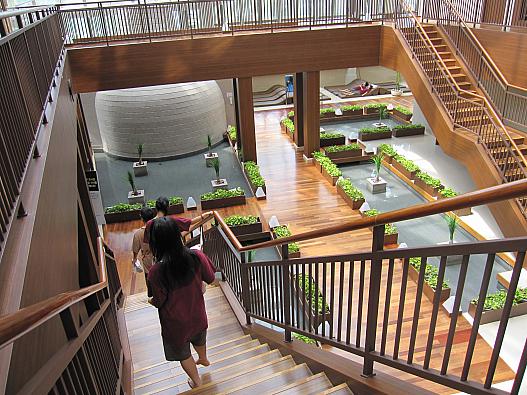 男女共用スペースは ３フロア分も あって、とっても広ぃんです！ 数回行ってますが、まだ全部 制覇できてません＾＾；