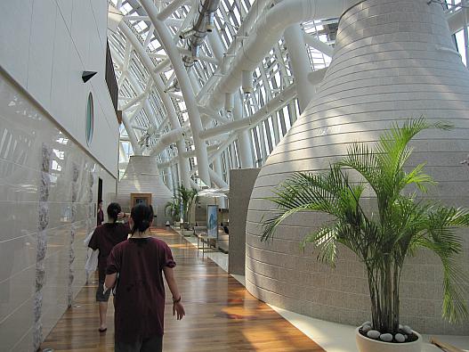 男女共用スペースである、チムヂルバン入口付近。燦々と光が降り注ぎ、明るぃ昼間も、とっても気分いぃです。