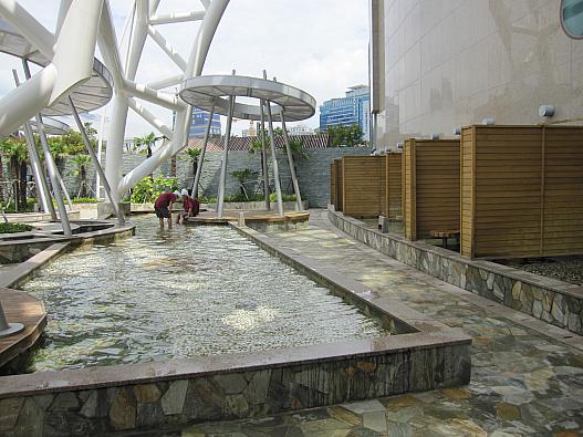 10：00～22：00のみ 利用可な、屋外にある 足湯。仕切りある 個別グループ用と、広くて大きな足湯があり、どちらも 熱め！