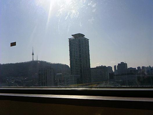 窓からソウルタワーが。夜の眺めは最高。