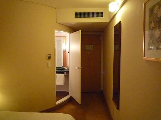左の扉を開けると、シャワーブース（ガラス扉で仕切り）とトイレと洗面台が