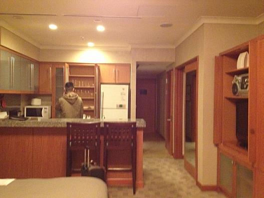 ドア方向
キッチンの奥がバスルーム
右側がテレビやクローゼット
バスローブ2名分あり