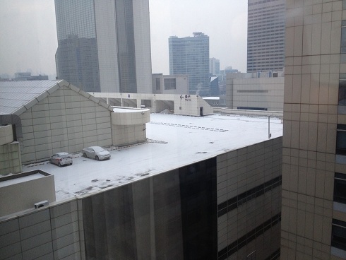 窓からの眺め
COEXモールの屋上駐車場が雪に覆われている