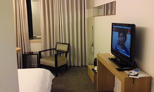 デスク横の椅子＆テレビ