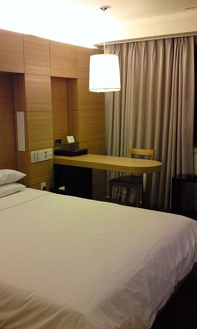 ベッド＆その横のデスク