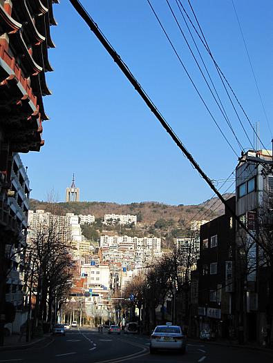 コモドホテル前の坂道