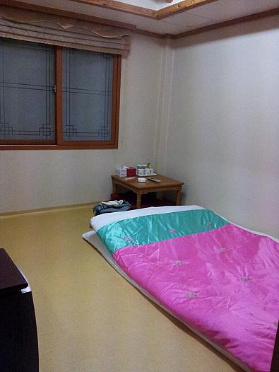 女二人では普通に充分の広さでした。スーツケース2個広げても大丈夫。でも星がいっぱい付いてるホテルに慣れてる人には物足りないかも。