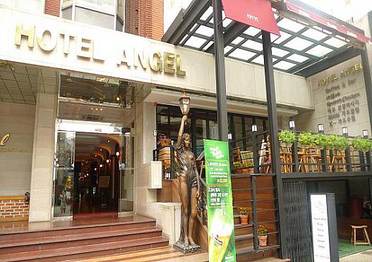 ホテルの外観、1階にカフェあります。