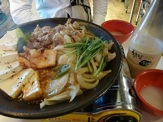 近くの「マッコリサロン」の豚肉とキムチと豆腐の炒め物11000ウォン^^
