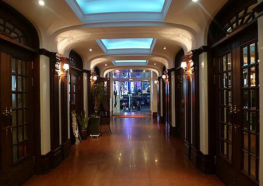 ホテルの1階、ロビーに向かう通路です。