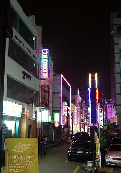 ホテルの前のモーテル街