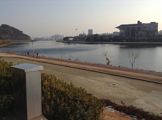 南江の散歩中に撮った風景で　目の前が慶南文化会館