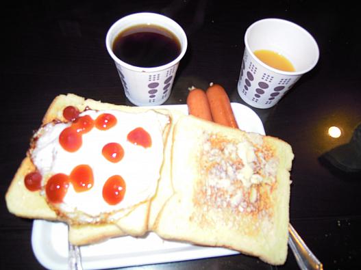 ソーセージ以外はホテルの無料の朝食です。
いい感じでしょ