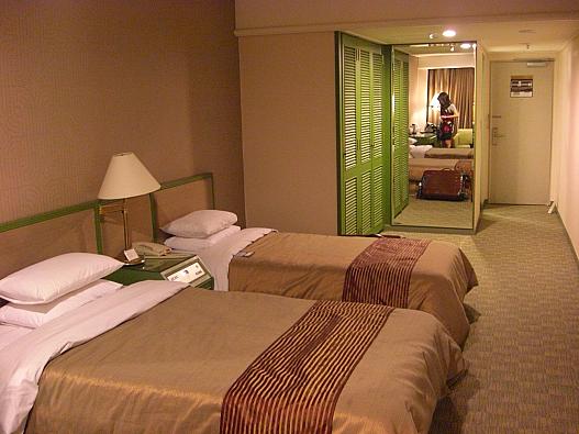 部屋に入ってその広さにびっくり！！コンセントも日本対応です☆