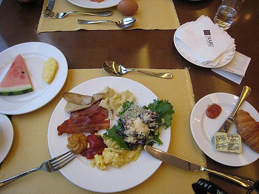 ホテル内モーニングビュッフェ