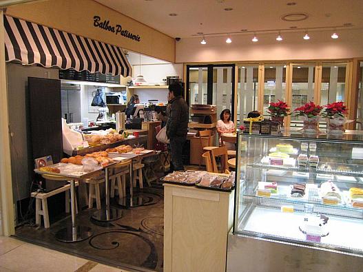 ホテル地下のケーキ屋さん・パンもあります