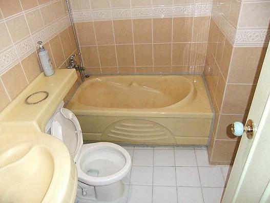 バスタブ付きの部屋でした。
シャワーカーテンが無いのでシャワーを使用すると周辺が濡れてしまいます。