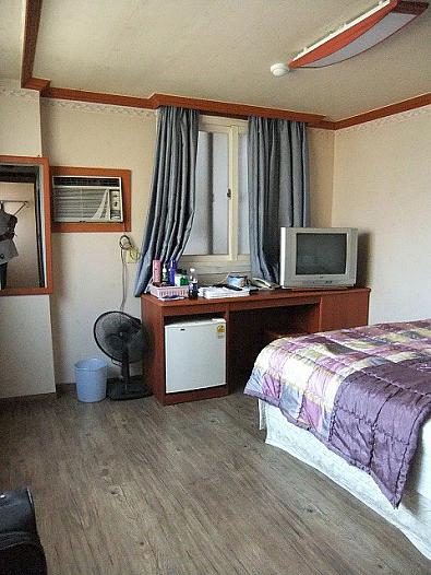 角部屋の405号室です。
通りに面した大きな窓とテレビボードの裏にも窓があり明るい部屋です。