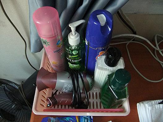 ヘアドライヤー/ヘアスプレー等
青いスプレー缶は殺虫剤です。
部屋にヤブ蚊が入ってくるのでホテルに戻ってきたら殺虫剤を使用し