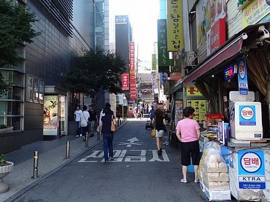 真ん中の♨赤い看板の黒い建物が、テハンジャンモーテル
突き当たりは、コリアハウス