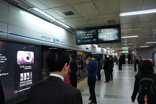 忠武路駅ホーム