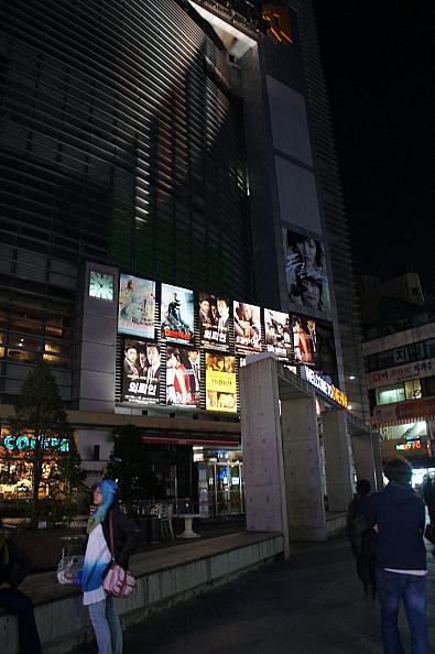 映画館、ホテルは隣の路地入ってすぐ