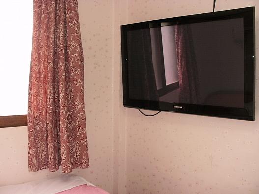 部屋の割に大きなテレビです。