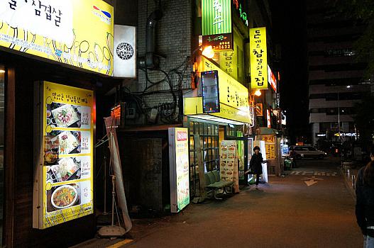 ホテル前の飲食店