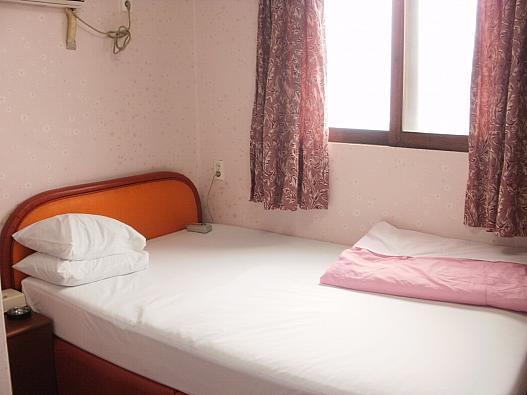 シーツ交換は毎日され、電気毛布が敷かれていました。