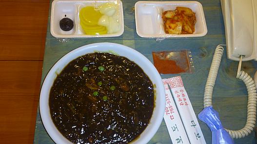 出前ジャジャメン。キムチや玉ねぎもついてきます