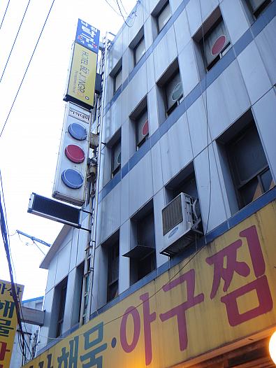 右に曲がる。の、→矢印が出てます。（鐘路３街駅から行った場合）
