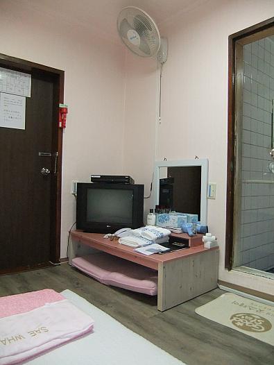 角部屋の303号室。机の下に座椅子！床もどこもキレイ！