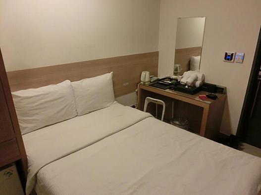 ダブルベッドでしたが、日本で云うビジネスホテルのシングルに枕が二つというサイズ。